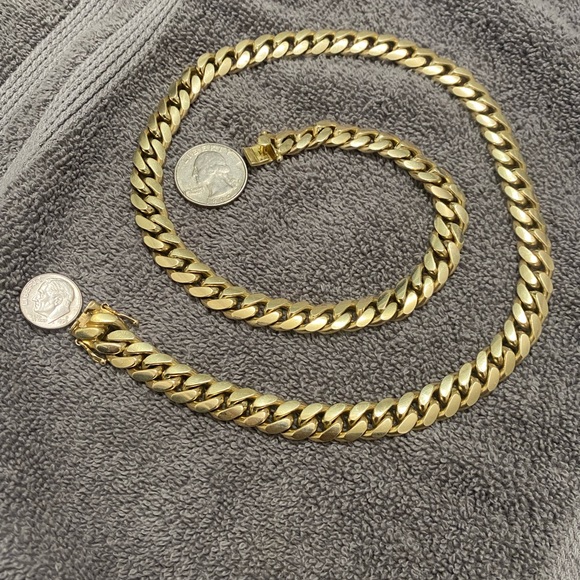 Cuban Link solid 10k gold chain - Picture 2 of 4
